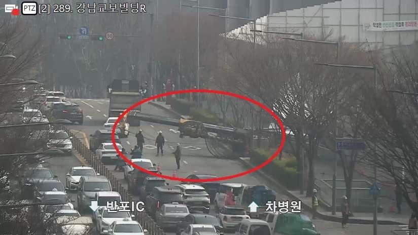 본문 이미지 - 27일 서울 강남구 역삼동 신논현역 근처에서 발생한 크레인 전도 사고 현장 사진. (토피스 제공)