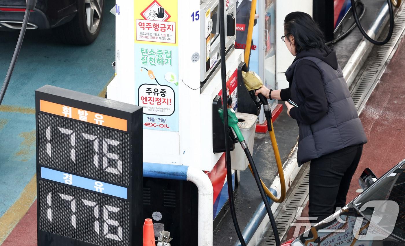 본문 이미지 - 석유제품에 2차 최고가격제가 시행된 27일 서울 한 주유소에서 운전자들이 주유를 하고 있다. 2차 최고가는 공급가격(도매가) 기준 휘발유 1리터당(L) 1934원, 경유는 1923원, 등유 1530원으로 1차 최고가 대비 전 유종 210원씩 인상됐다. (사진은 기사 내용과 무관함) 2026.3.27 ⓒ 뉴스1 최지환 기자