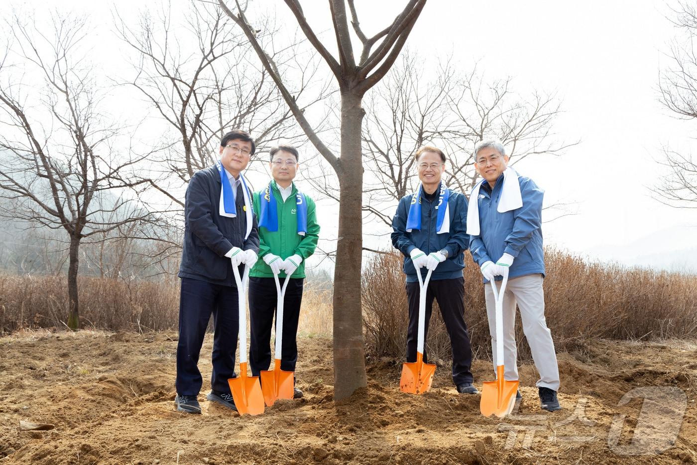 본문 이미지 - 김성환 기후에너지환경부 장관이 경기 용인 경안천 일원에서 기후부-삼성전자-산림청-한국환경보전원이 함께 하는 ‘탄소흡수원 확충을 위한 민간참여 나무심기 행사’에 참석해 기념식수를 하고 박은식 산림청장, 신진수 한국환경보전원장, 김용관 삼성전자 사장과 기념촬영을 하고 있다. (기후에너지환경부 제공. 재판매 및 DB 금지) 2026.3.27 ⓒ 뉴스1