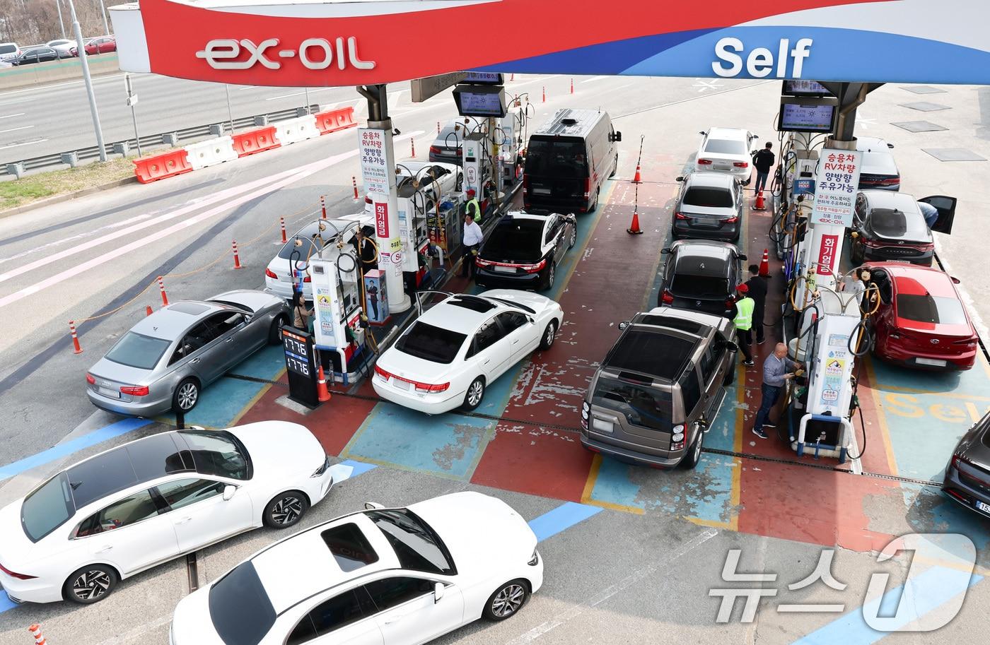 본문 이미지 - 석유제품에 2차 최고가격제가 시행된 27일 서울 서초구 만남의광장 주유소에서 운전자들이 주유를 하고 있다. 2026.3.27 ⓒ 뉴스1 최지환 기자
