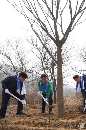 본문 이미지 - 박은식 산림청장(가운데)이 26일 김성환 기후에너지환경부장관(왼쪽)과 신진수 한국환경보전원장(오른쪽)과 함께 경안천 주변 나무심기 행사지에서 느티나무를 식재하고 있다. (산림청 제공.재판매 및 DB금지)/뉴스1