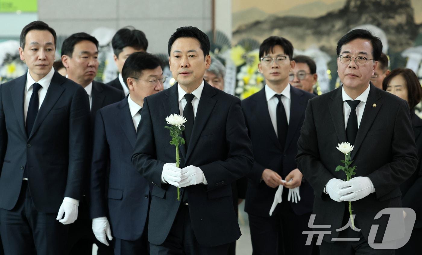 본문 이미지 - 장동혁 국민의힘 대표와 당직자들이 27일 대전시청에 마련된 안전공업 희생자 합동분향소에 조문하고 있다. ⓒ 뉴스1 김기태 기자