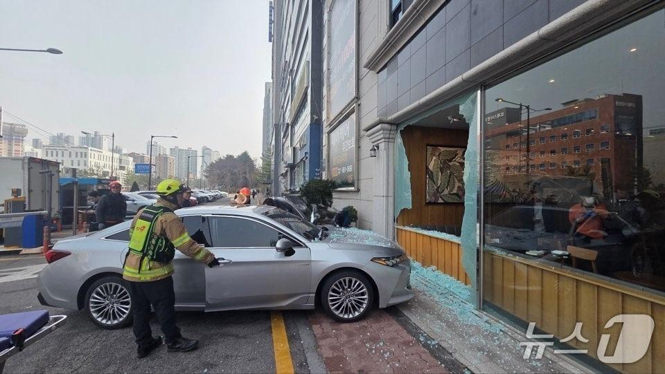 본문 이미지 - 27일 오전 11시 14분꼐 경기 의정부시 소재 스타벅스 매장으로 승용차가 돌진해 2명이 부상당했다. (사진 경기도북부소방재난본부 제공) /뉴스1