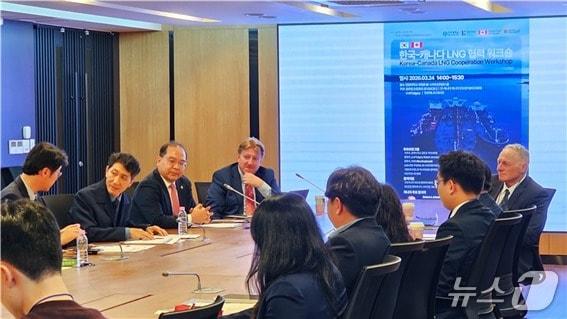 본문 이미지 - 한양대학교 국제대학원이 캐나다 캘거리대, 원주민 기후이니셔티브와 공동으로 진행한 한국-캐나다 LNG 협력 워크숍. (한양대 자료 제공)