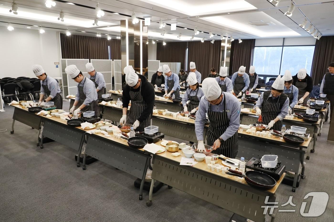 본문 이미지 - HD현대오일뱅크 사택복지관에서 임직원들이 쿠킹클레스를 통해 한부모가정에 전달할 행복도시락을 만들고 있다.(오일뱅크 제공. 재판매 및 DB금지)2026.3.27/뉴스1