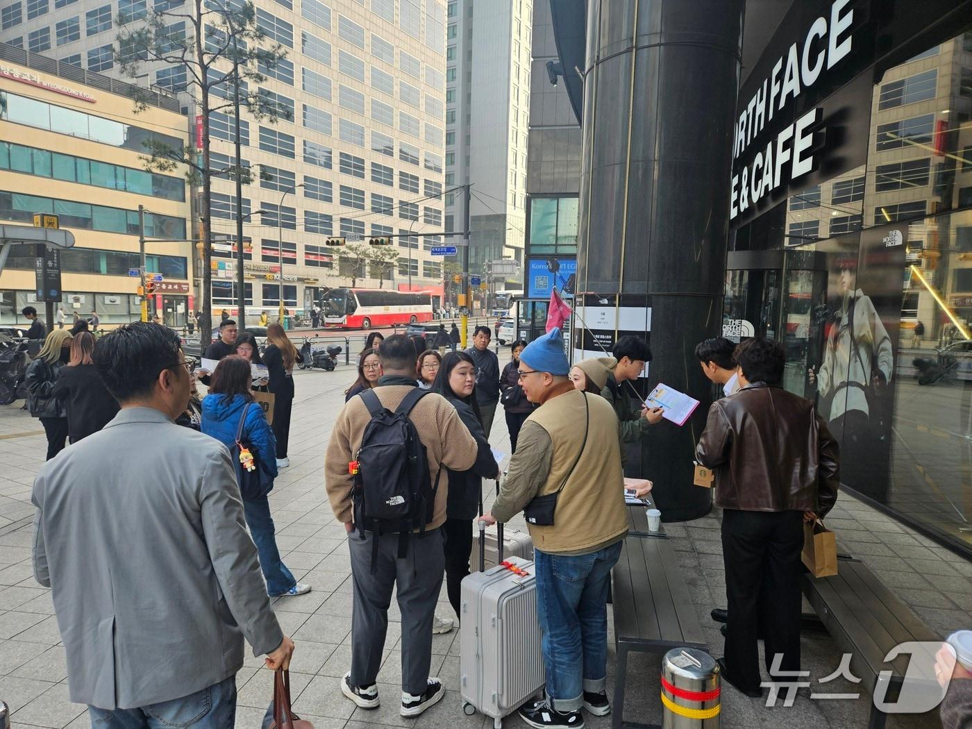 본문 이미지 - 여주 프리미엄 아울렛 원데이 투어를 위해 명동에 모인 외국인 관광객들. 2026.3.27 ⓒ 뉴스1 박혜연 기자