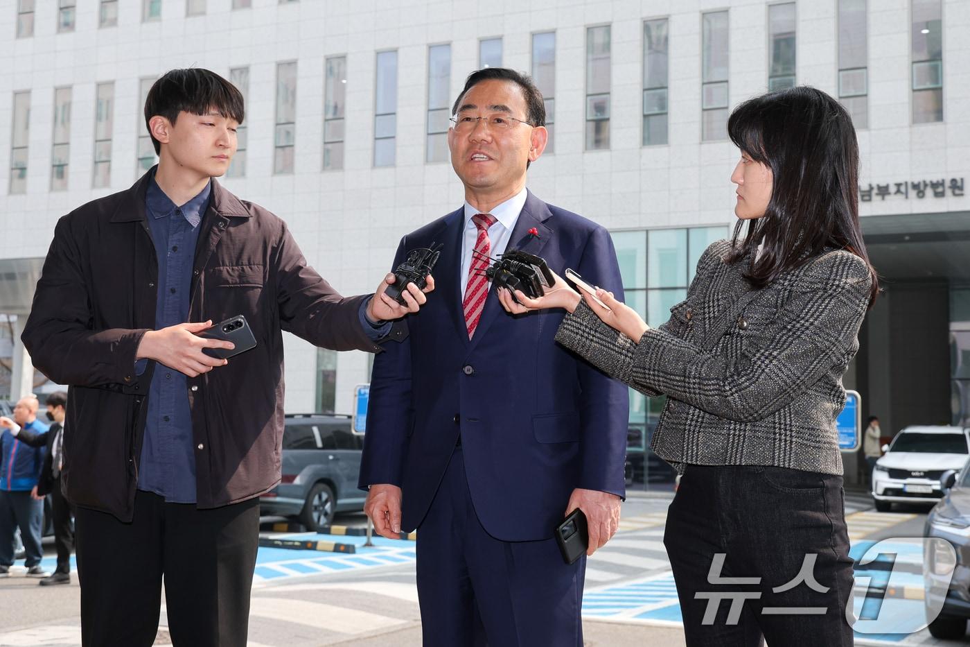 본문 이미지 - 주호영 국민의힘 의원이 지난 27일 오후 서울 양천구 남부지방법원에서 열린 6·3 지방선거 대구시장 후보 공천배제 결정 효력정지 가처분 심문기일에 출석하며 취재진 질문에 답하고 있다. 2026.3.27 ⓒ 뉴스1 안은나 기자