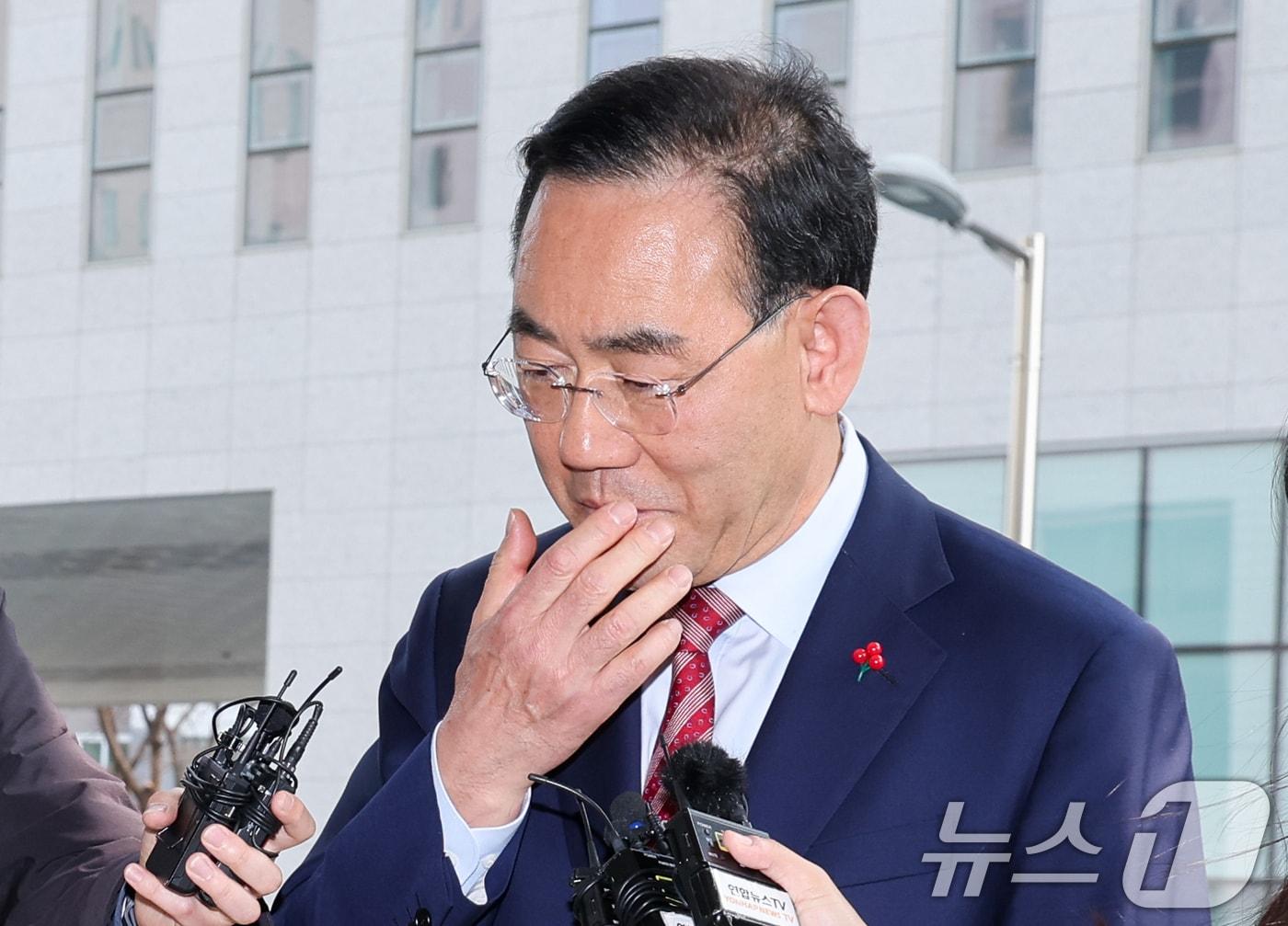 본문 이미지 - 주호영 국민의힘 의원이 27일 오후 서울 양천구 남부지방법원에서 열린 6·3 지방선거 대구시장 후보 공천배제 결정 효력정지 가처분 심문기일에 출석하며 취재진 질문을 듣고 있다. 2026.3.27 ⓒ 뉴스1 안은나 기자