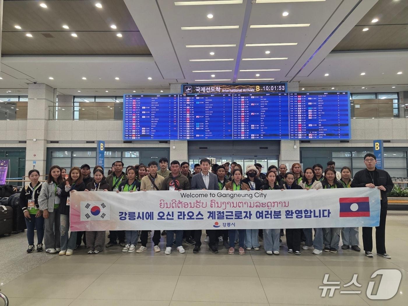 본문 이미지 - 강원 강릉지역 농촌햔장에 투입될 라오스 외국인 계절근로자 56명이 27일 인천국제공항을 통해 입국, 시 인솔단의 환영을 받고 있다.(강릉시 제겅, 재판매 및 DB 금지) 2026.3.27/뉴스1
