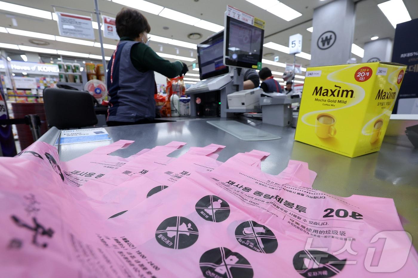 본문 이미지 - 플라스틱과 고무 비닐 등의 원료인 에틸렌·프로필렌을 만드는 데 쓰이는 나프타(납사) 수출이 오늘(27일)부터 전면 금지된다. 서울 시내 한 대형마트에 종량제 봉투가 놓여져 있다. 2026.3.27 ⓒ 뉴스1 김성진 기자