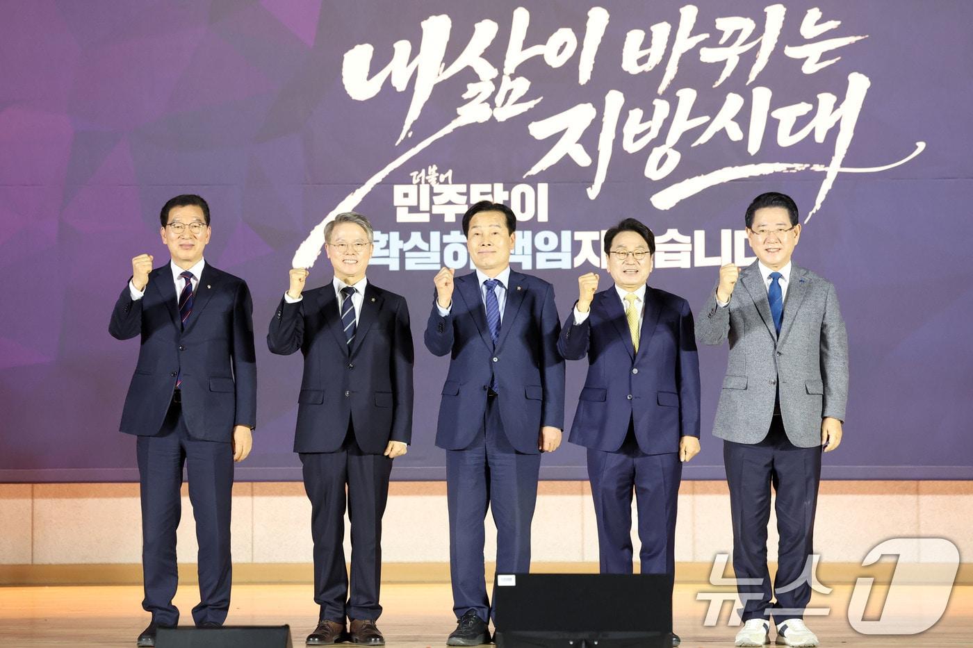 본문 이미지 - 27일 오후 전남 목포수산물유통센터 다목적강당에서 열린 더불어민주당 전남광주통합특별시장 후보자 선출을 위한 정책배심원 권역별 심층토론회에서 후보들이 기념촬영을 하고 있다. 왼쪽부터 신정훈, 민형배, 주철현, 강기정, 김영록 후보. 2026.3.27 ⓒ 뉴스1 이승현 기자