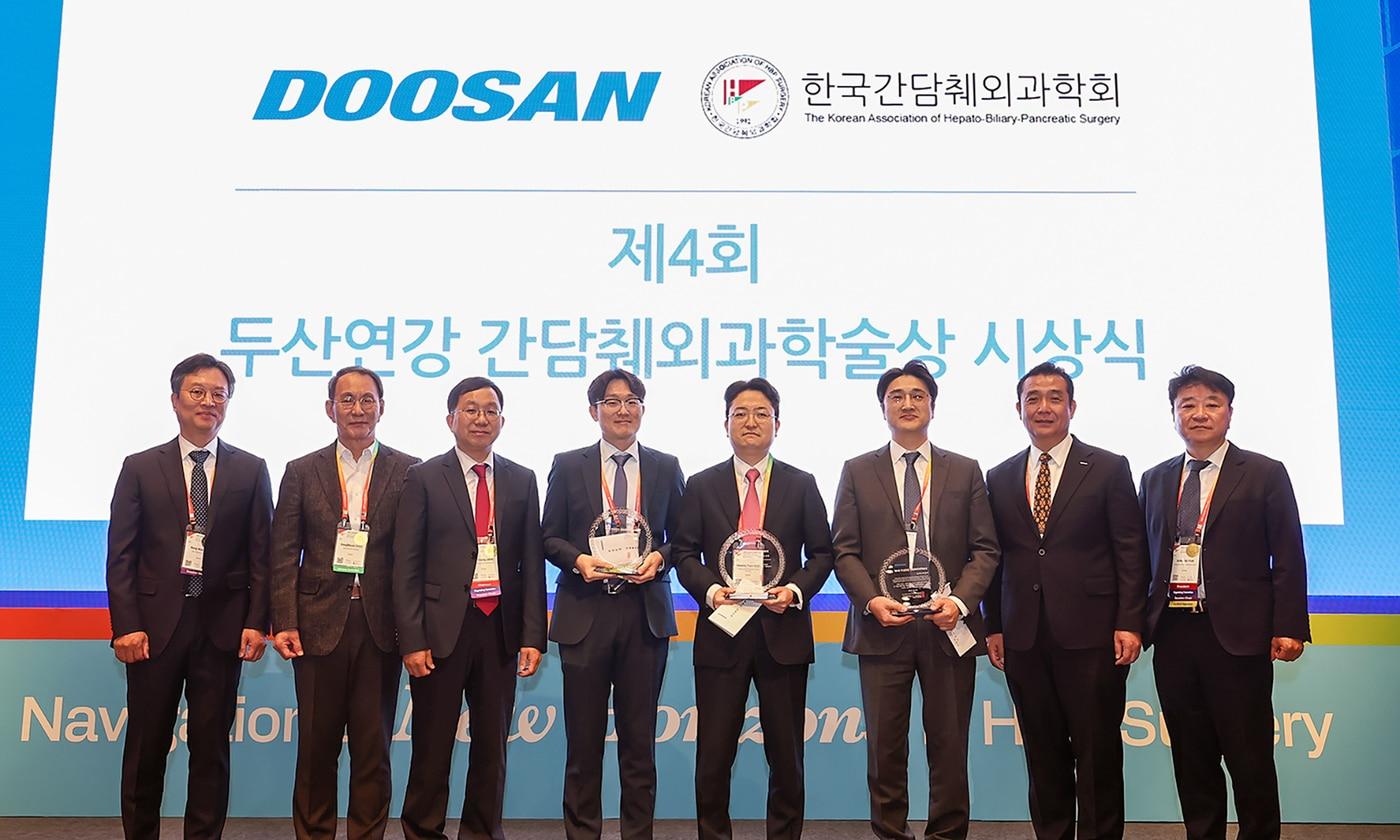 본문 이미지 - 27일 열린 ‘제4회 두산연강 간담췌외과학술상’ 시상식에서 두산연강재단 이원재 대표이사(오른쪽에서 두번째)와 수상자인 성균관대학교 삼성서울병원 유진수 교수, 연세대학교 용인세브란스병원 노승윤 교수, 울산대학교병원 박정익 교수(왼쪽 네번째부터) 등 주요 참석자들이 기념촬영을 하고 있다.