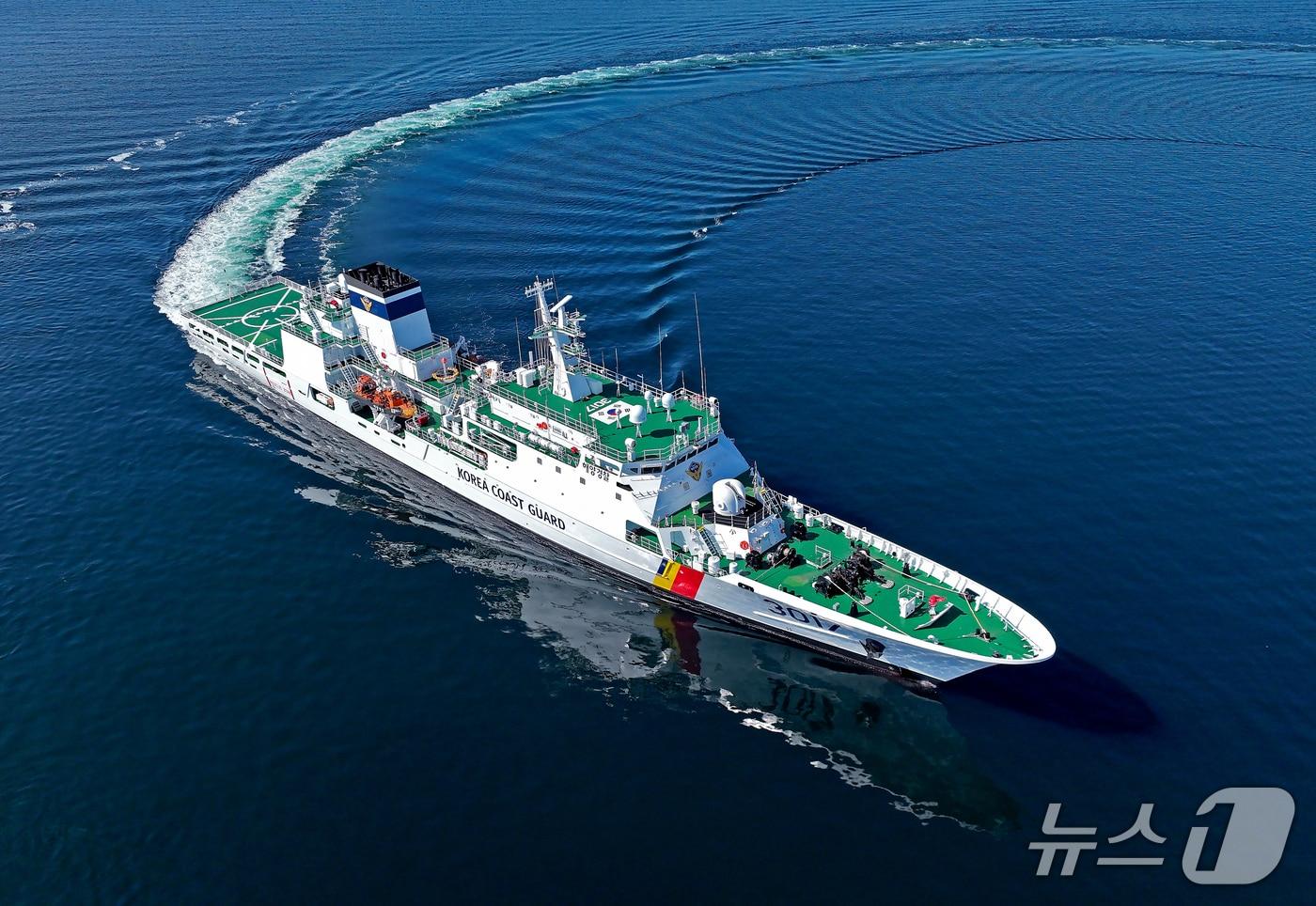 본문 이미지 - 하이브리드 경비함정인 동해해경 3017함.(동해해경청 제공, 재판매 및 DB 금지) 2026.3.27/뉴스1