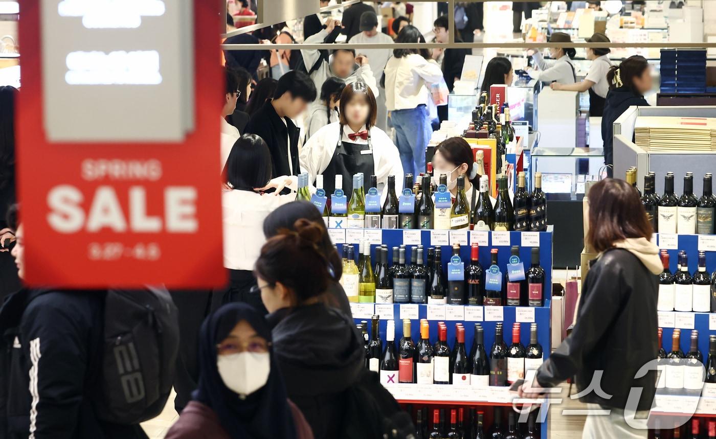 본문 이미지 - 롯데·신세계·현대 등 국내 백화점 3사가 봄 정기 세일을 시작한 27일 오후 서울 중구 롯데백화점 본점이 시민들로 붐비고 있다.  2026.3.27 ⓒ 뉴스1 김민지 기자