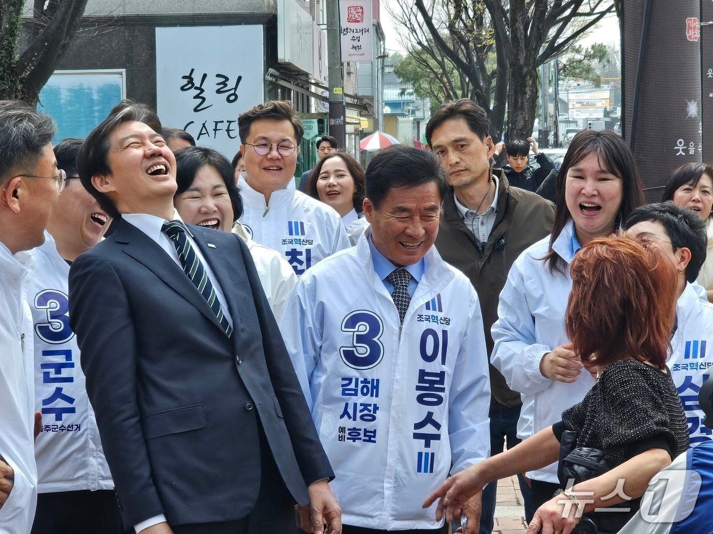 본문 이미지 - 27일 오일장이 열린 김해시 서상동을 찾은 조국 조국혁신당 대표가 시민과 만나고 있다. 2026.3.27 ⓒ 뉴스1 박민석 기자