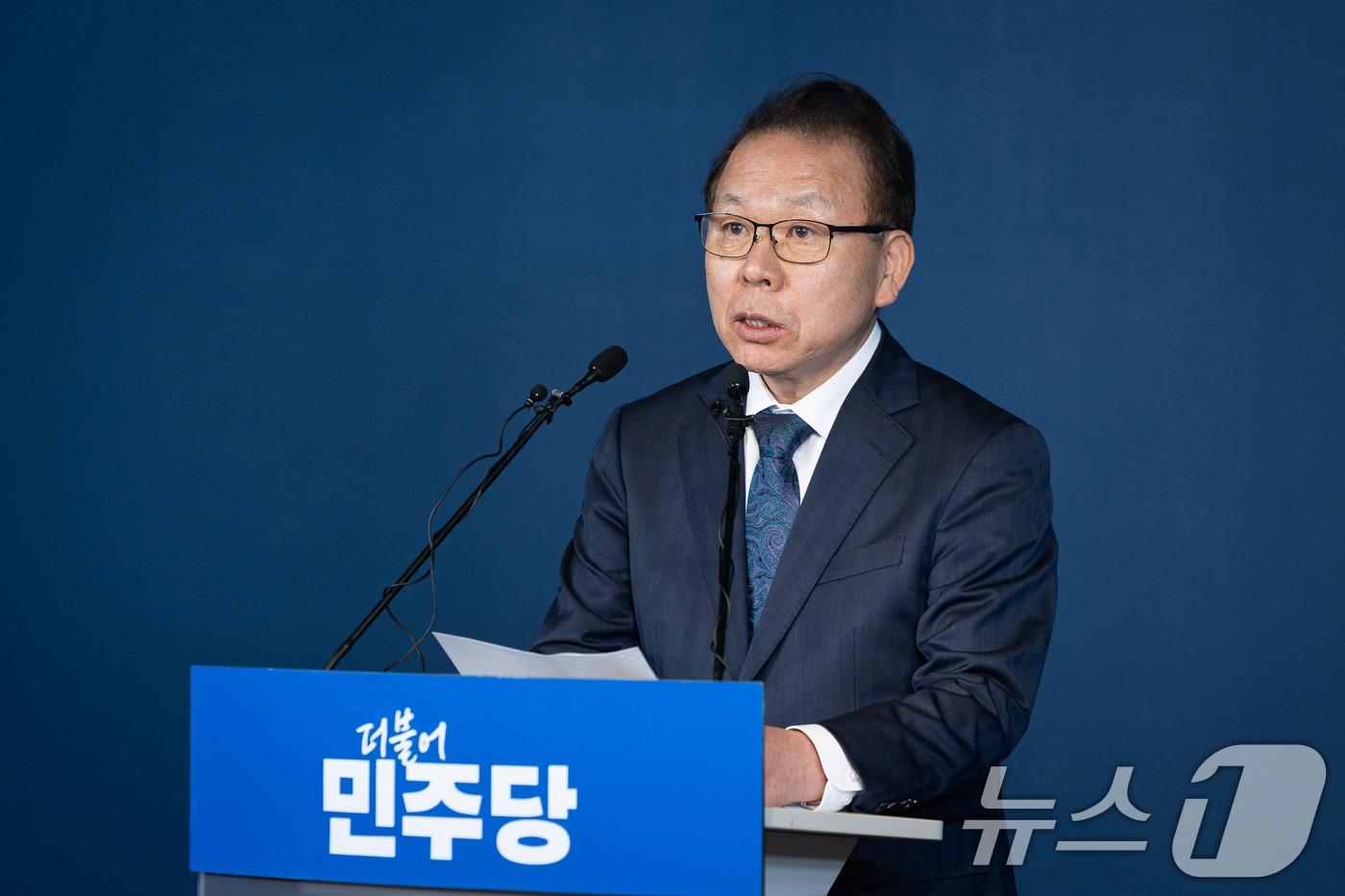 본문 이미지 - 김이수 더불어민주당 중앙당 공천관리위원장이 27일 서울 여의도 당사에서 공천 심사 결과를 발표하고 있다. 민주당 공천관리위원회는 6·3 지방선거 대구광역시장 후보자 추가 공모를 31일까지 진행한다고 밝혔다. 또 부산광역시장 경선 후보로는 이재성·전재수 후보를 선정하고 경북도지사 후보에 오중기 후보를 단수 공천했다. 2026.3.27 ⓒ 뉴스1 유승관 기자