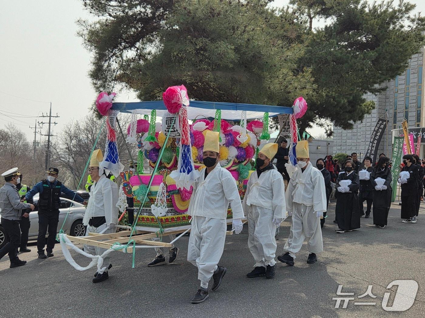 본문 이미지 - 자임유가족협의회는 27일 오전 10시께 상여 시위를 열고 자임추모공원에서 전북도청까지 행진하고 있다.2026.3.27/뉴스1 문채연 기자
