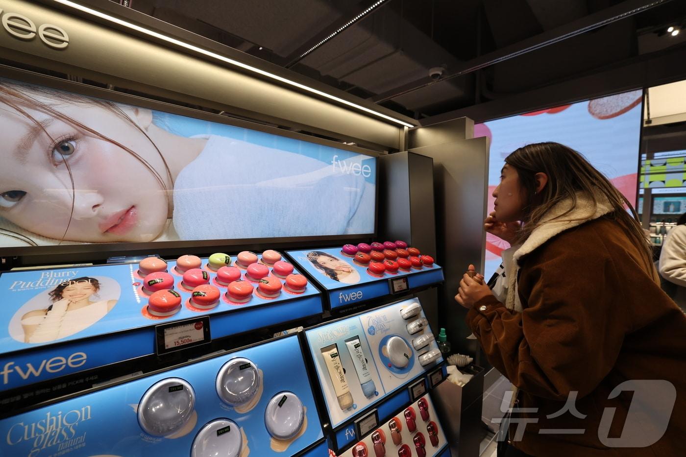 본문 이미지 - 27일 서울 중구 명동의 한 화장품 가게에서 외국인 관광객이 화장품을 체험하고 있다. 2026.3.27 ⓒ 뉴스1 이종수 인턴기자