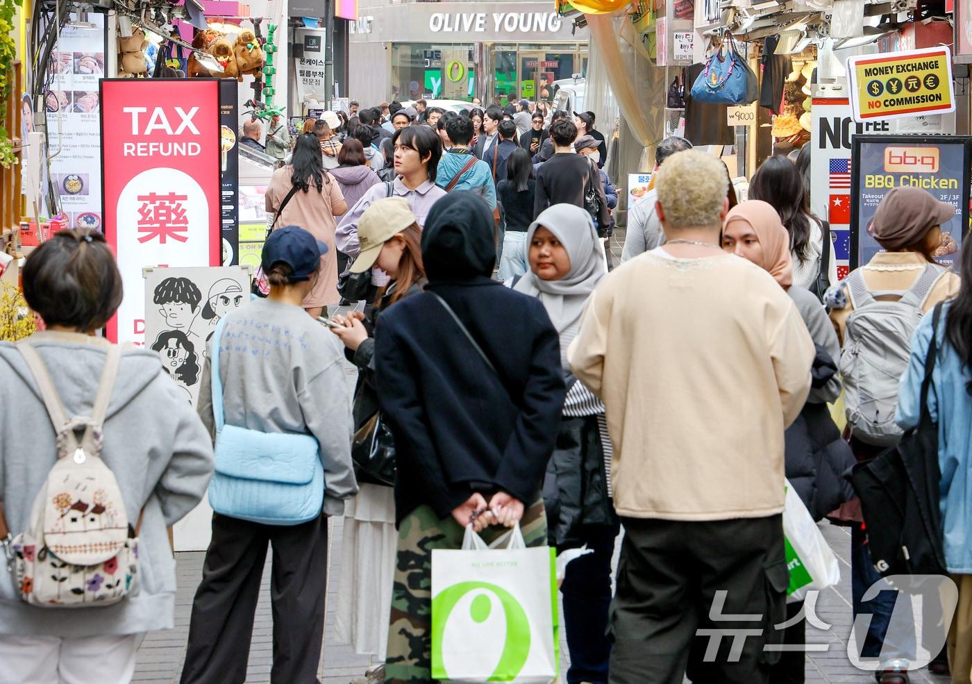 본문 이미지 - 27일 명동 올리브영 매장 앞에 관광객들이 몰려 있다. 2026.3.27 ⓒ 뉴스1 조연우 인턴기자