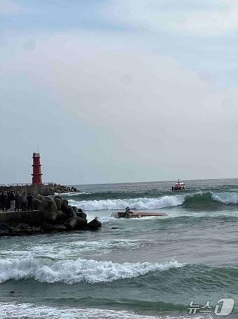 본문 이미지 - 강원 양양 낙산항 어선 전복 사고 현장.(뉴스1 DB)