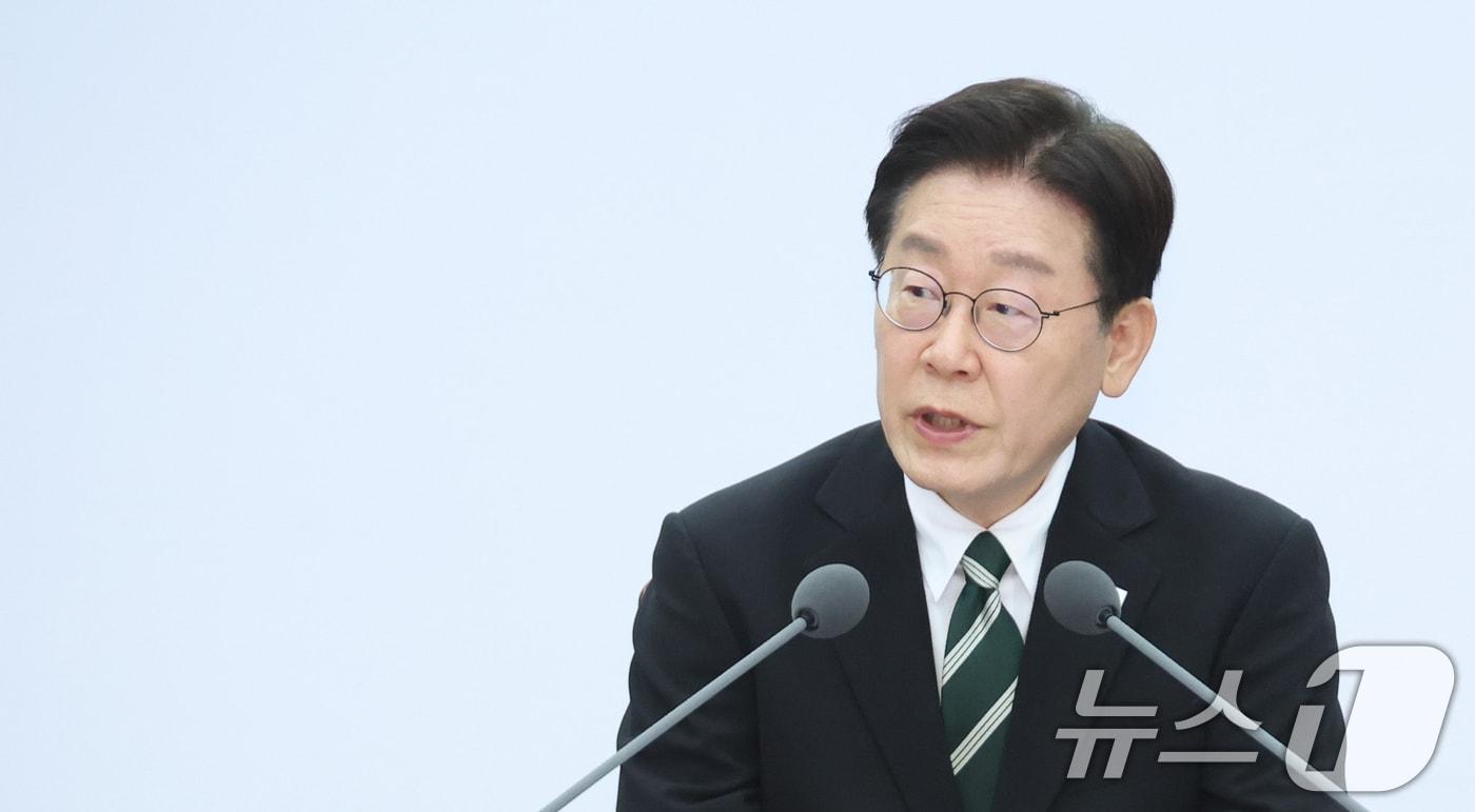 본문 이미지 - 이재명 대통령이 지난 27일 서울 용산구 국방부에서 열린 전군 주요 지휘관 회의에서 발언하고 있다. (청와대통신사진기자단) 2026.3.27 ⓒ 뉴스1 허경 기자
