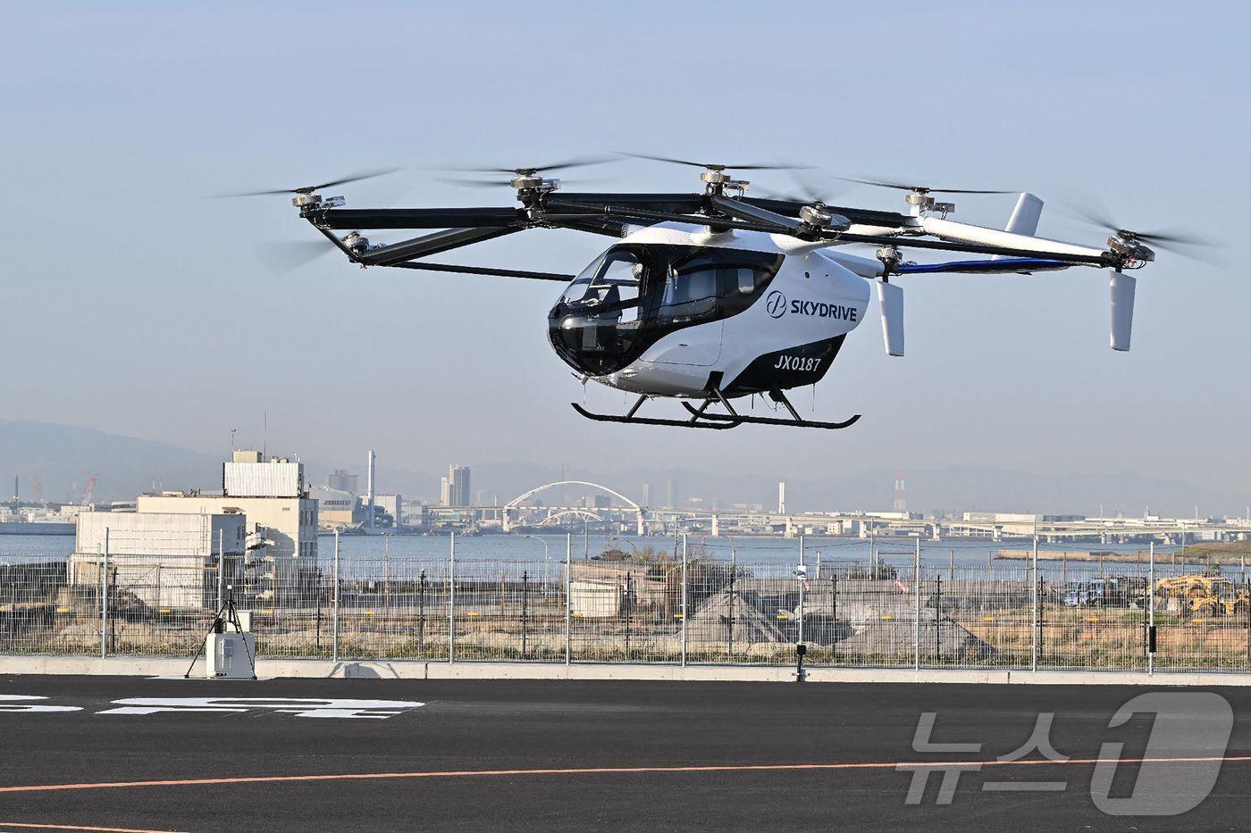 본문 이미지 - 일본 중부에 본사를 둔 항공기 개발 스타트업 스카이드라이브가 제작한 ‘하늘을 나는 자동차(플라잉카)’가 2025년 오사카 엑스포 개막을 앞두고 4월9일 언론 공개 행사에서 시연됐다.2025.04.09. ⓒ AFP=뉴스1