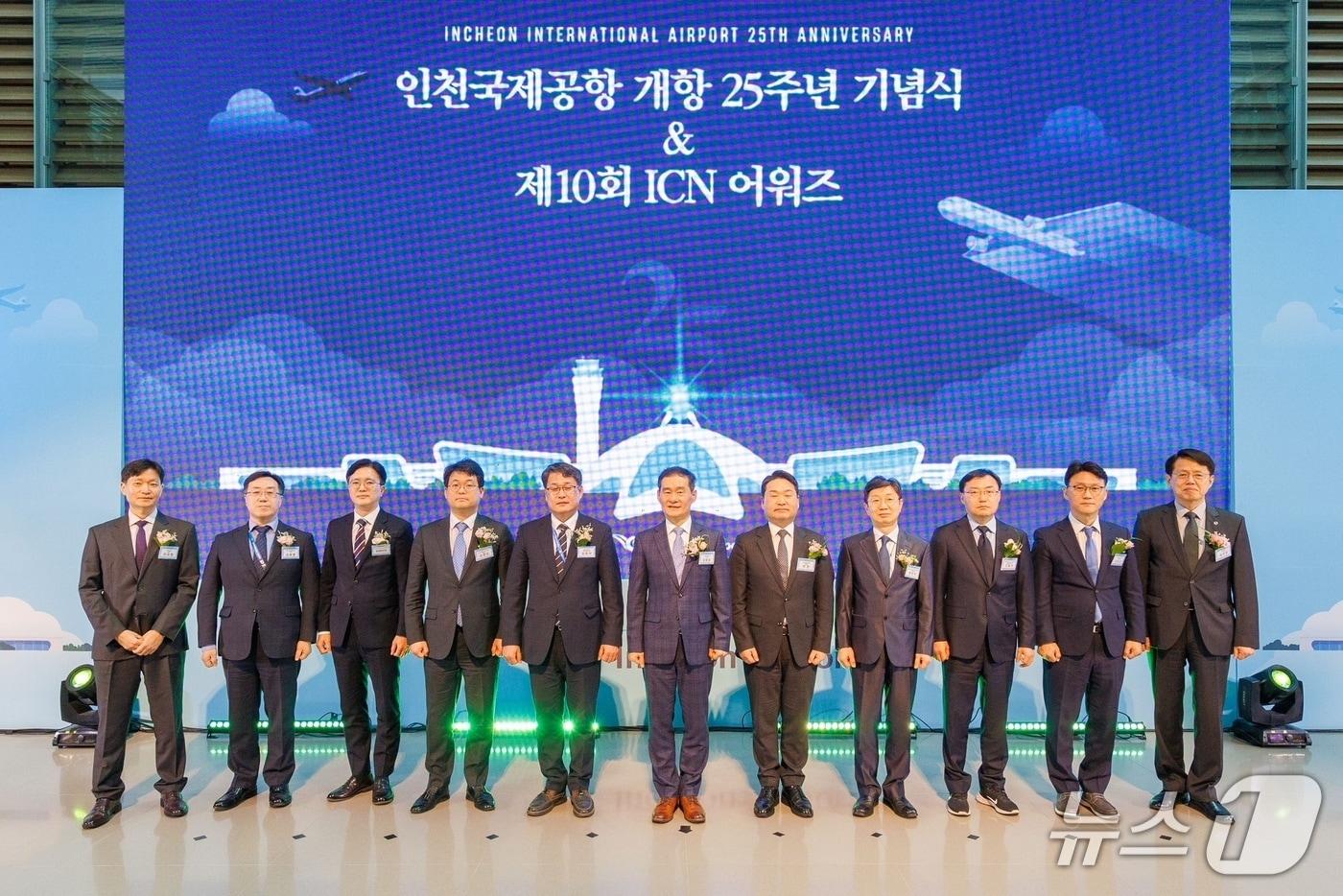 본문 이미지 - 27일 오후 인천공항 제2여객터미널 1층 그레이트홀에서 열린 ‘인천공항 개항 25주년 기념식’에서 인천국제공항공사 김범호 사장직무대행(사진 왼쪽에서 여섯번째) 및 주요 내빈들이 기념촬영을 하고 있다.(인천공항공사 제공. 재배포 및 DB금지)2026.3.27/뉴스1