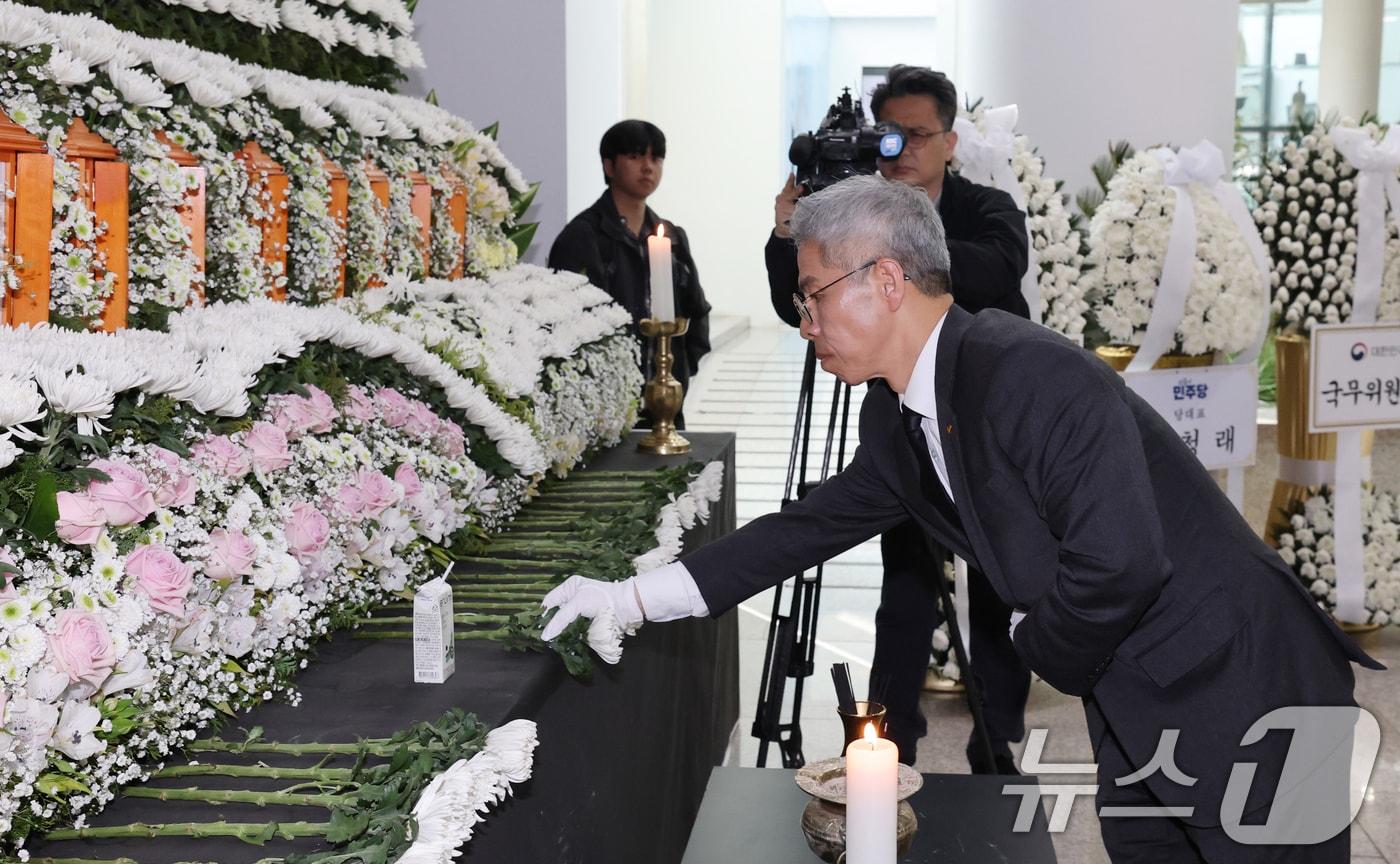 본문 이미지 - 권영국 정의당 대표가 27일 대전시청에 마련된 안전공업 희생자 합동분향소에 헌화하고 있다. 2026.3.27 ⓒ 뉴스1 김기태 기자