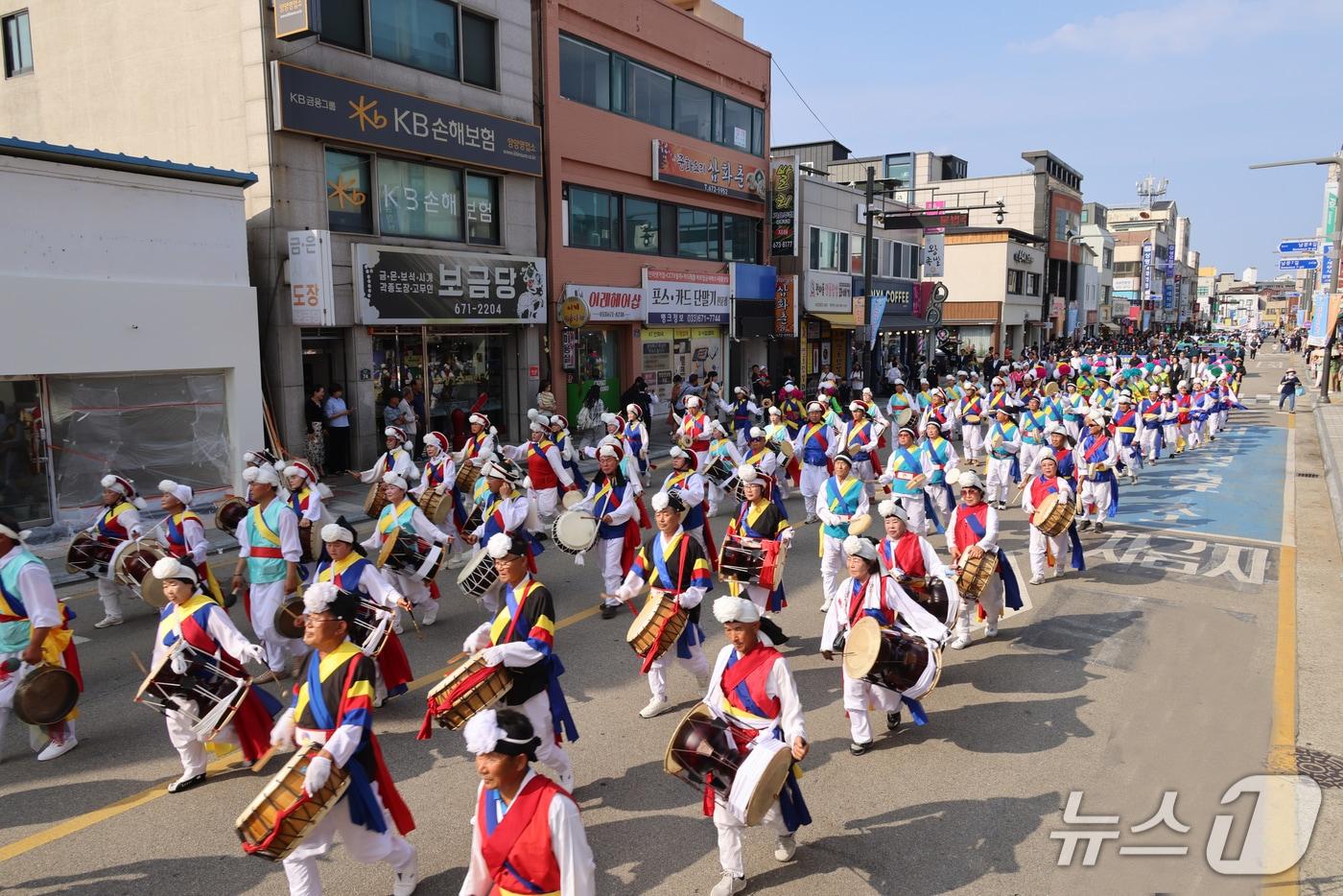 본문 이미지 - 지난해 양양문화제 퍼레이드.(양양군 제공, 재판매 및 DB 금지)2026.3.27/뉴스1