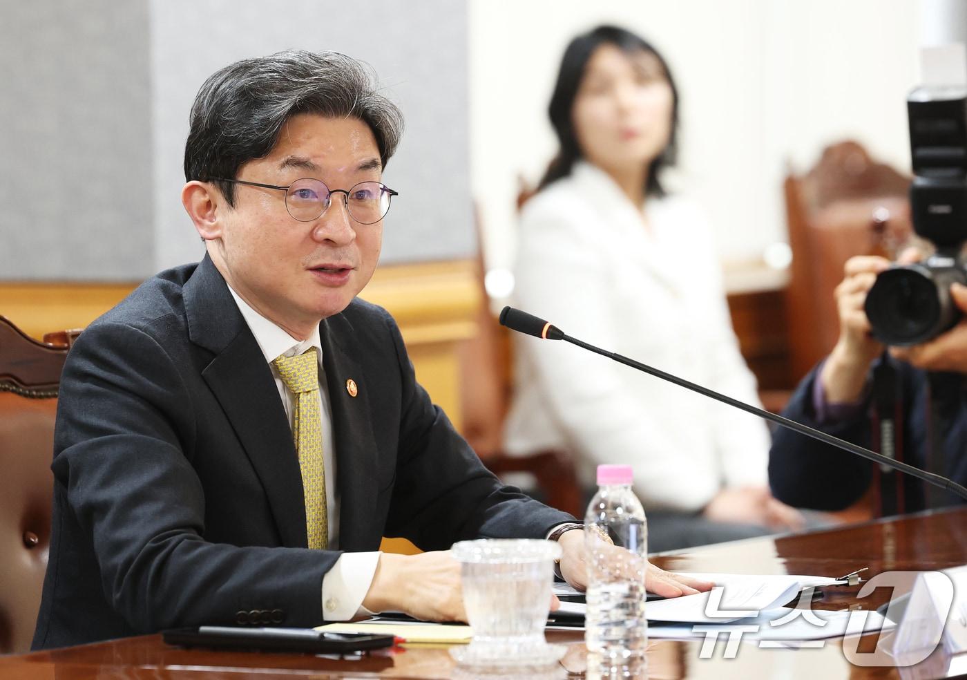 본문 이미지 - 이억원 금융위원장이 27일 오후 서울 중구 은행회관에서 열린 경영위기 소상공인·서민취약계층 선제적·복합지원을 위한 업무 협약식에서 모두발언을 하고 있다. 2026.3.27 ⓒ 뉴스1 오대일 기자