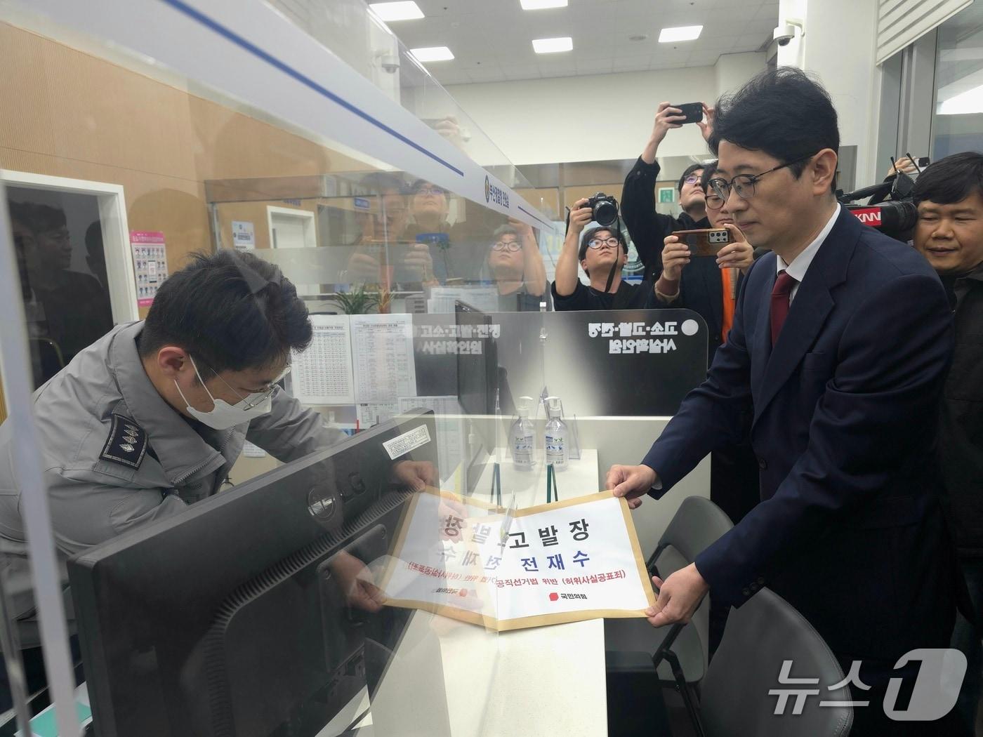 본문 이미지 - 주진우 의원이 27일 공직선거법상 허위사실 공표 혐의로 전재수 의원을 부산경찰청에 고발하고 있다.2026.3.27 ⓒ 뉴스1 이주현 기자