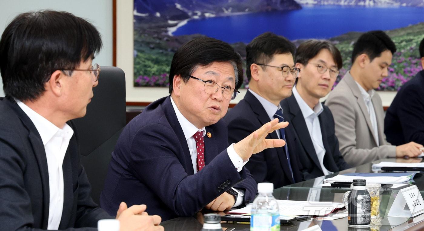 본문 이미지 - 최교진 교육부 장관이 27일 세종시 정부세종청사에서 전국 단위 교육청 공무원노동조합과 간담회를 갖고 의견을 나누고 있다. 2026.3.27 ⓒ 뉴스1 김기남 기자