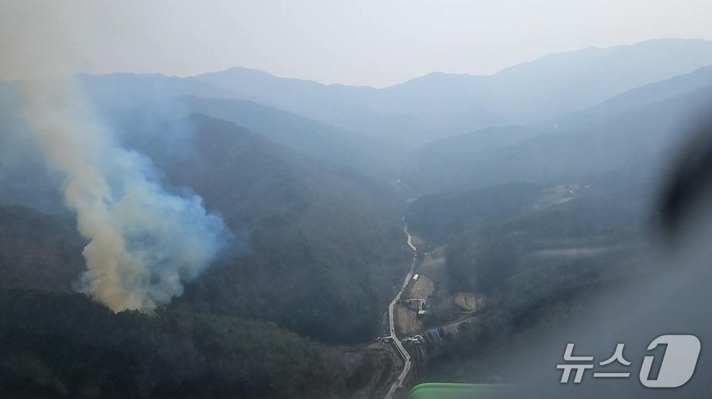 본문 이미지 - 27일 오후 2시 38분쯤 경북 영주시 단산면 마락리 야산에서 산불이 발생해 진화 헬기가 불을 끄고 있다.(경북소방본부 제공.재판매 및 DB 금지)2026.3.27/뉴스1