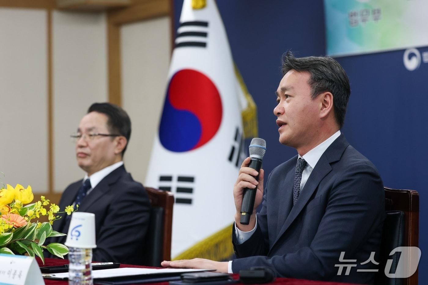 본문 이미지 - 이종욱 관세청 차장(오른쪽)이 27일 정부과천청사 법무부 대회의실에서 마약범죄 근절을 위한 상호협력 의향서를 체결하고 있다. (관세청 제공.재판매 및 DB금지)/뉴스1