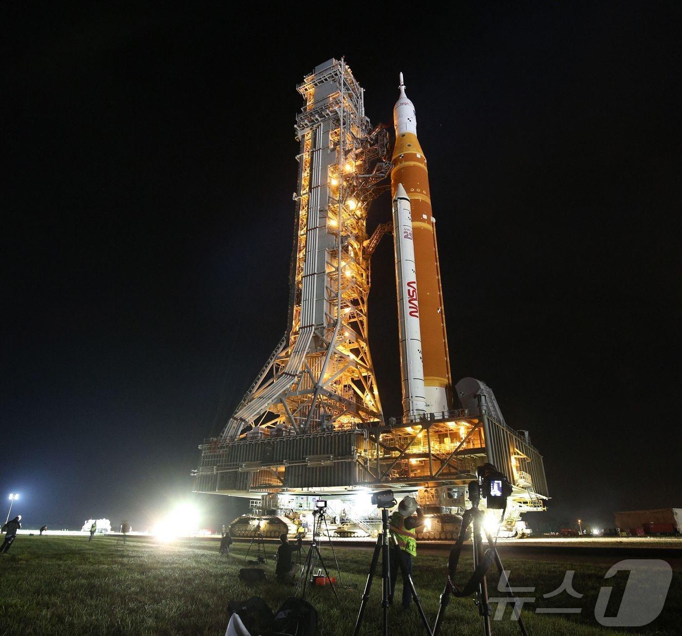 본문 이미지 - 발사대에 선 아르테미스 2호. ⓒ AFP=뉴스1