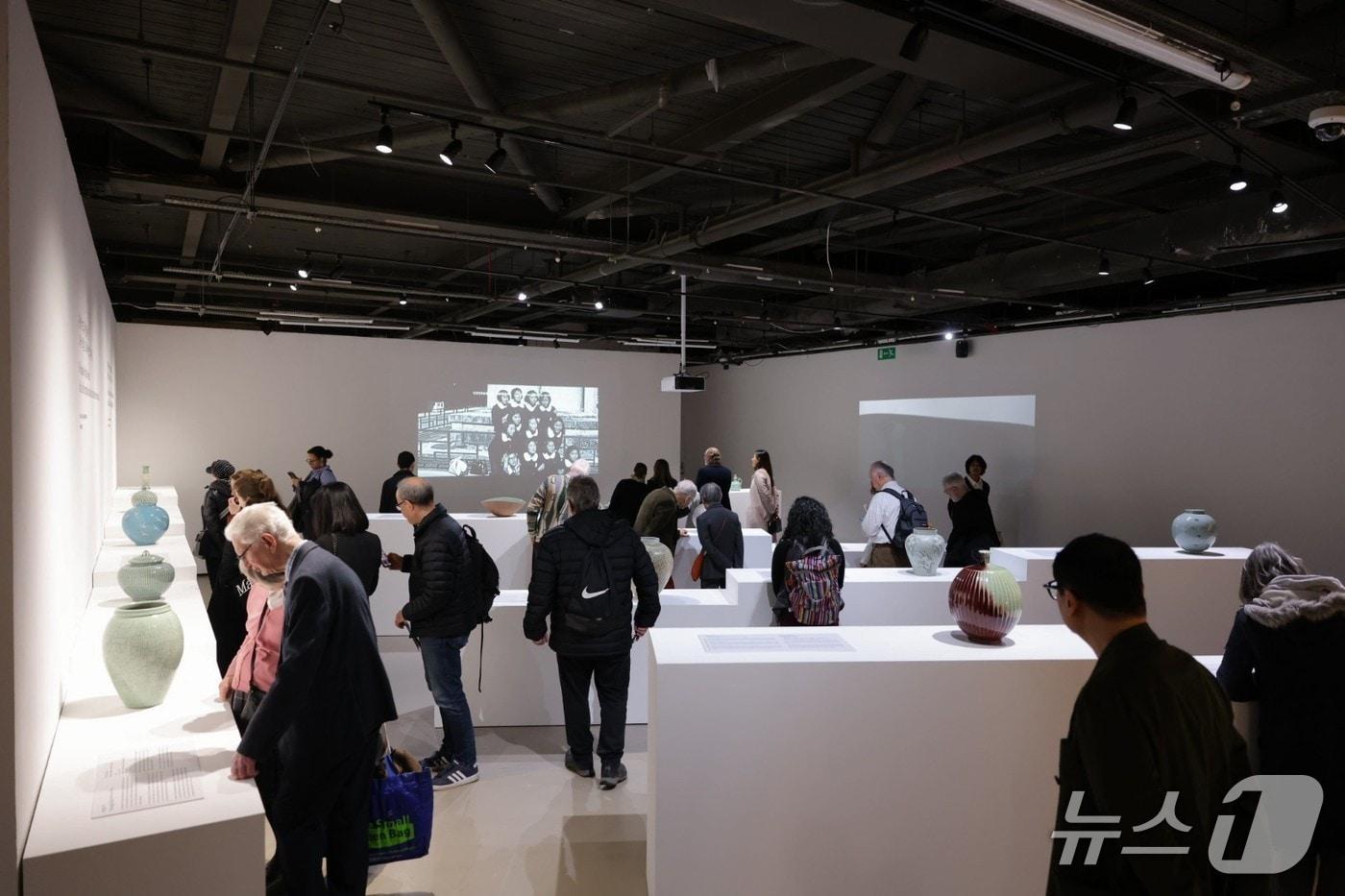 본문 이미지 - 영국 런던에서 26일 개최된 특별전 '이천 그리고 그 너머 : 형태 안의 공간'(Icheon and Beyond : The Space Within Form)을 관람하고 있는 방문객들 모습.(이천시 제공)