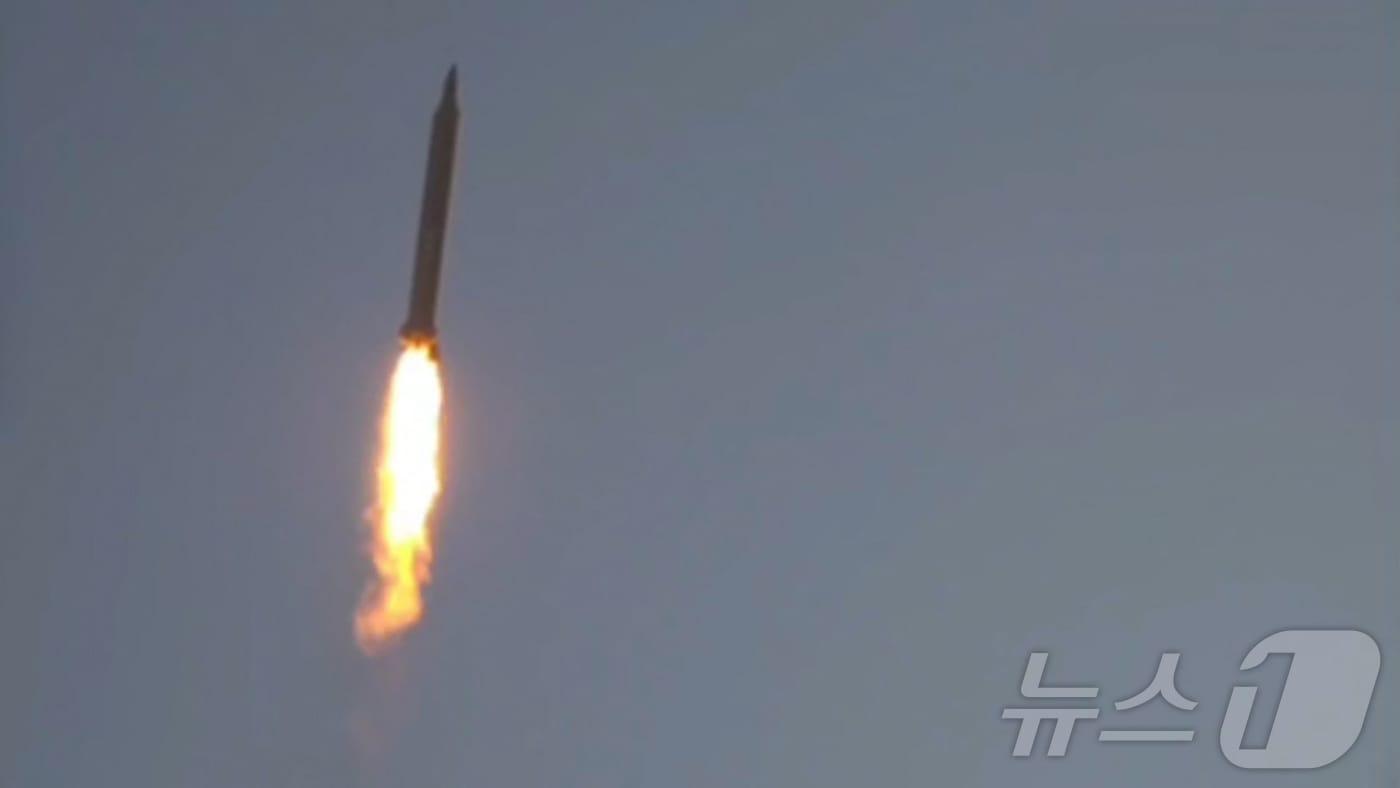 본문 이미지 - 이란 이슬람혁명수비대(IRGC)가 발사한 미사일. ⓒ AFP=뉴스1