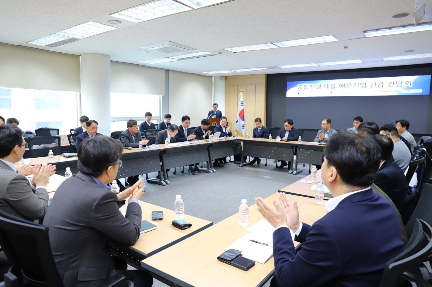 본문 이미지 - 한국해운협회는 해양수산부, 한국해양진흥공사와 27일 서울 해운빌딩에서 '중동전쟁 대응 해운기업 긴급 간담회'를 공동 개최했다. (한국해운협회 제공)