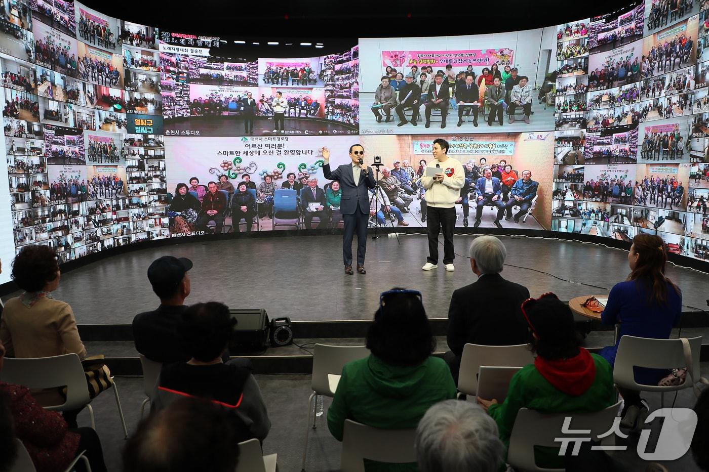 본문 이미지 - 강원도는 춘천 소담스퀘어에서 스마트 경로당 4호점(춘천시) 구축을 기념하고, 시군 간 교류 활성화를 위한 '4개 시군 연합 노래자랑 대회'를 개최했다.(강원도 제공. 재판매 및 DB금지)/뉴스1