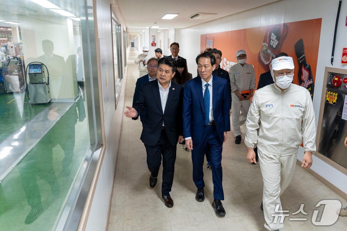 본문 이미지 - 우상호 더불어민주당 강원도지사 예비후보가 27일 원주 삼양식품과 풍물시장을 찾는 '원주·횡성권 현장 정책투어' 일정을 소화했다.(우상호 예비후보 측 제공. 재판매 및 DB금지)/뉴스1