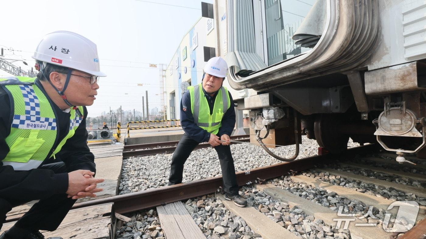 본문 이미지 - 김태승 코레일 사장(사진 왼쪽)이 27일 오후 경기도 시흥철도차량정비단에서 전동열차 연결기 부품을 점검하고 있다.(코레일 제공.재판매 및 DB금지)/뉴스1