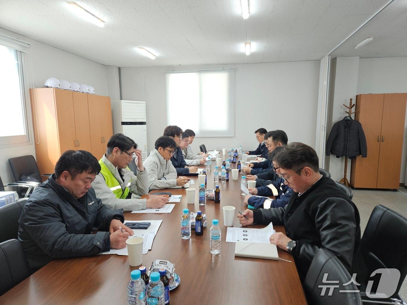 본문 이미지 - 울산항만공사는 지난 26일 울산항만물류협회 회의실에서 백 컨테이너 하역을 담당하는 울산항만물류협회, 울산항운노동조합과 안전사고 예방 대책 회의를 개최했다.(울산항만공사 제공. 재판매 및 DB금지)/뉴스1