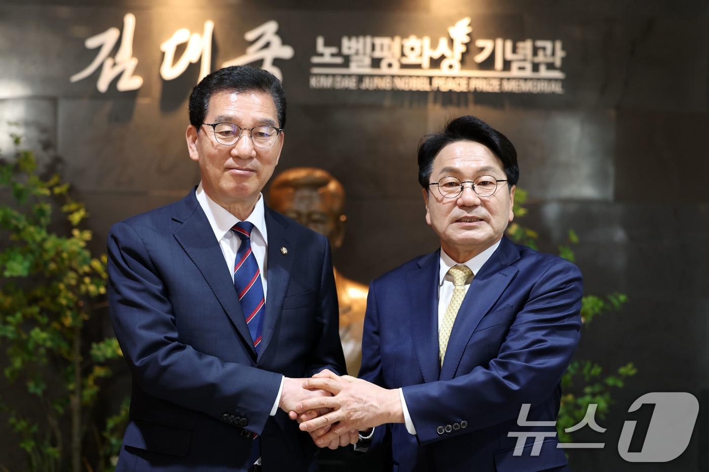 본문 이미지 - 신정훈(왼쪽), 강기정 더불어민주당 전남광주통합특별시장 후보가 27일 전남 목포시 김대중노벨평화기념관에서 기자회견을 열고 단일화를 선언하고 있다. 2026.3.27 ⓒ 뉴스1 이승현 기자