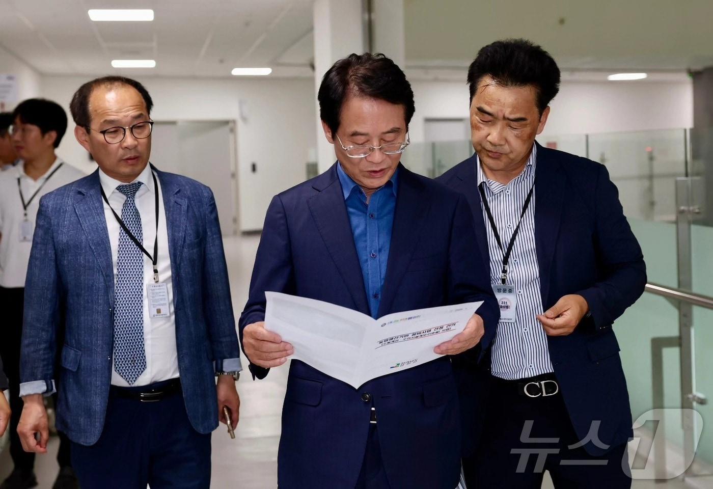 본문 이미지 - 강진원 전남 강진군수(오른쪽 두번째)가 27일 자신의 SNS를 통해 올린 군정 수행 사진. ⓒ 뉴스1