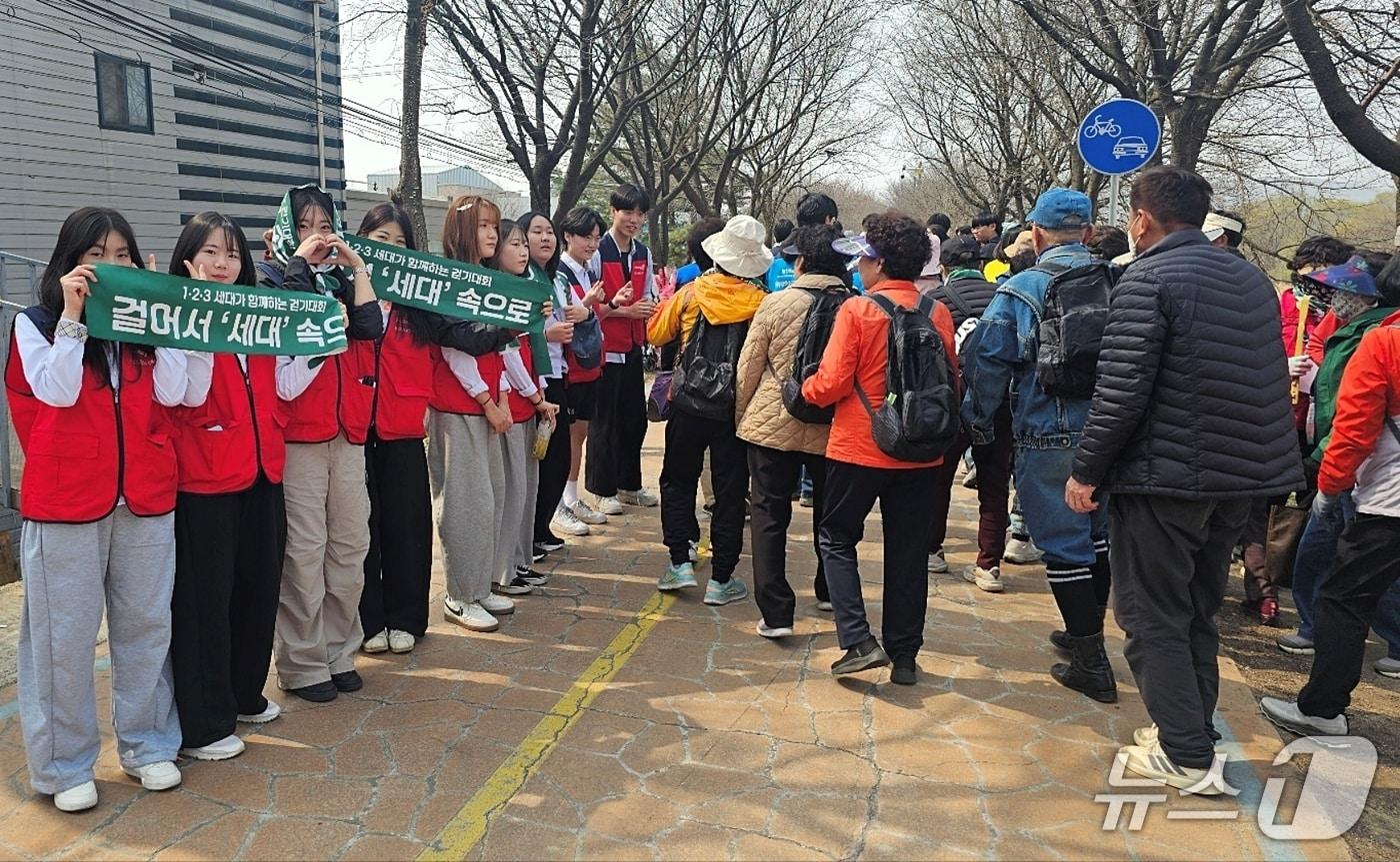 본문 이미지 - 27일 열린 진천군 노인복지관 '걸어서 세대 속으로'에 참여한 진천고등학교 학생들이 봉사활동을 하고 있다.(진천교육지원청 제공. 재판매 및 DB금지)