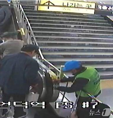 본문 이미지 - 대구도시철도 역사에 배치된 시니어 안전지킴이의 신속한 대응으로 에스컬레이터 사고의 추가 피해를 막은 사실이 뒤늦게 알려졌다. 사진은 사고 당시 신속 대응에 나선 안전지킴이 조 모씨.(대구교통공사 제공. 재판매 및 DB 금지)/뉴스1