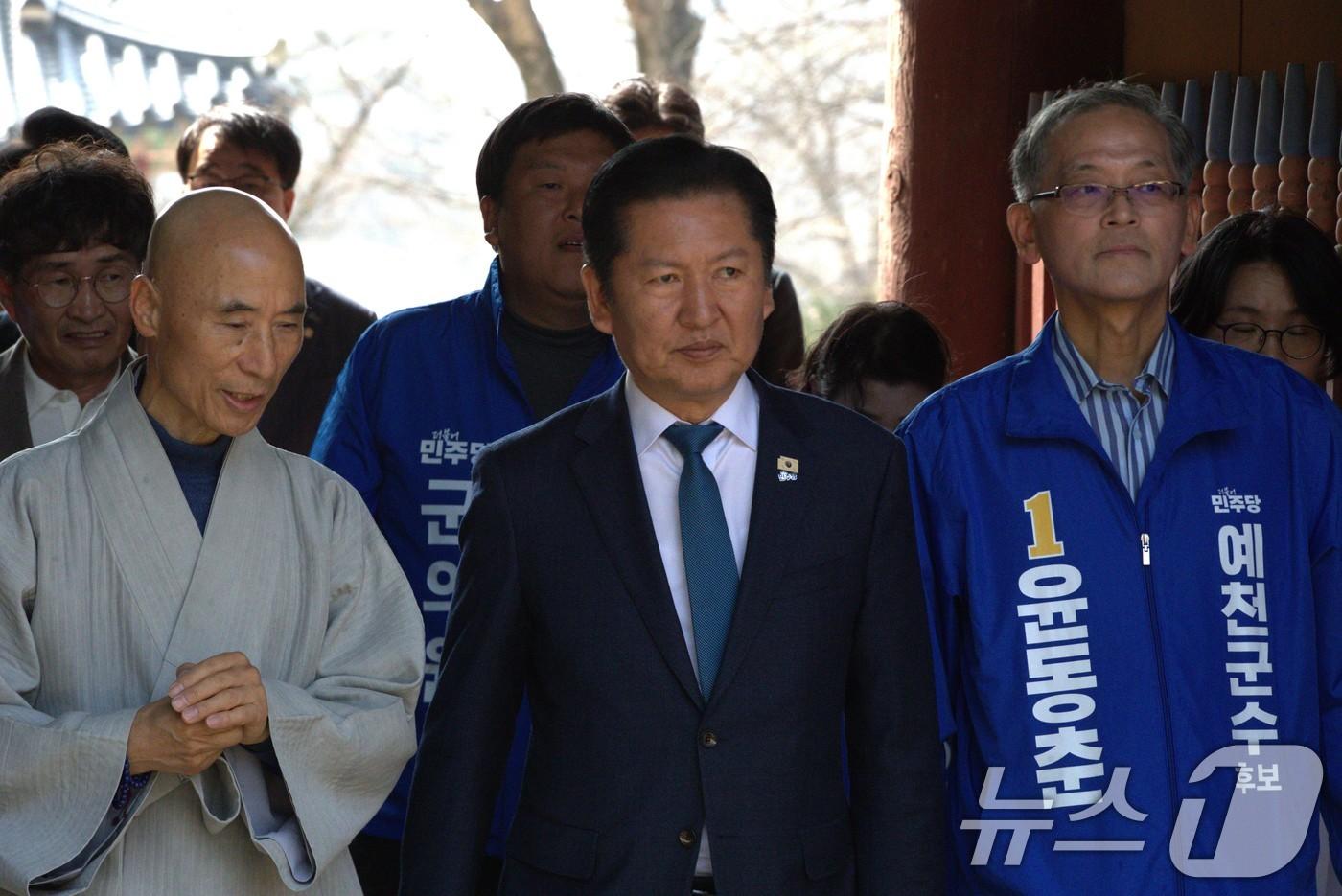 본문 이미지 - 정청래 더불어민주당 대표가 27일 경북 대형 산불로 피해입은 의성 고운사에 방문했다. 이날 정 대표는 경북 북부 시장, 군수 예비후보들과 인사를 나누고 훼손된 사찰을 돌아보고 있다.2026.3.27 ⓒ 뉴스1 신성훈 기자