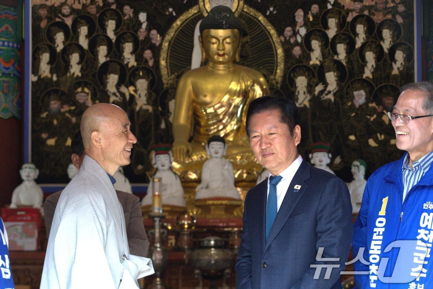 본문 이미지 - 정청래 더불어민주당 대표가 3월 27일 경북 대형 산불로 피해입은 의성 고운사에 방문했다. .2026.3.27 ⓒ 뉴스1 신성훈 기자