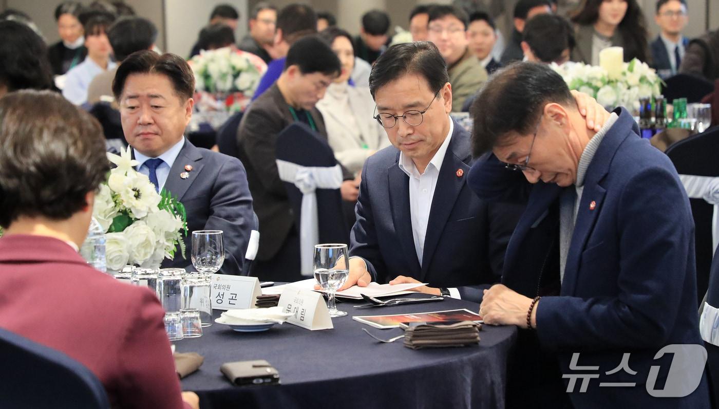 본문 이미지 - 지난 13일 제주썬호텔에서 열린 제주도기자협회 신년하례회에 참석한 (왼쪽부터) 오영훈 제주도지사와 위성곤 국회의원, 문대림 국회의원.(제주도기자협회 제공, 재판매 및 DB 금지)