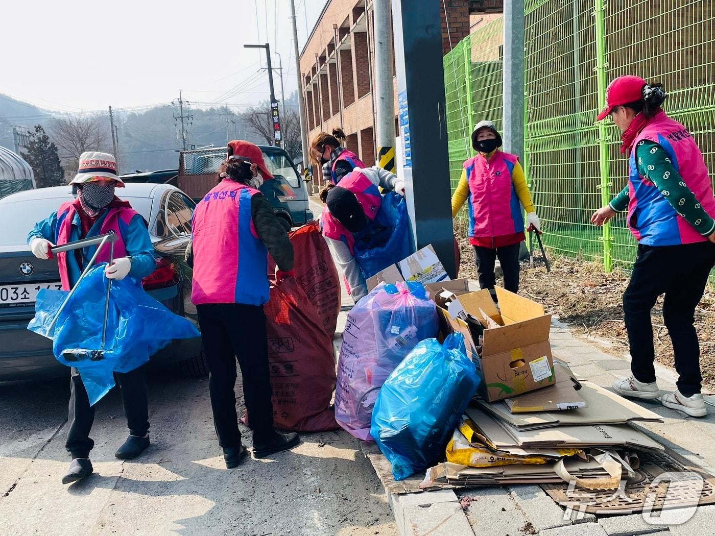 본문 이미지 - 강원 정선군 임계면 번영회가 지난 26일 임계면 중심지 도로변과 공원, 하천변 일원에서 지역 주민과 기관·사회단체들이 함께하는 '새봄맞이 국토 대청결' 환경정화 활동을 했다. (정선군 제공. 재판매 및 DB금지) 2026.3.27/뉴스1